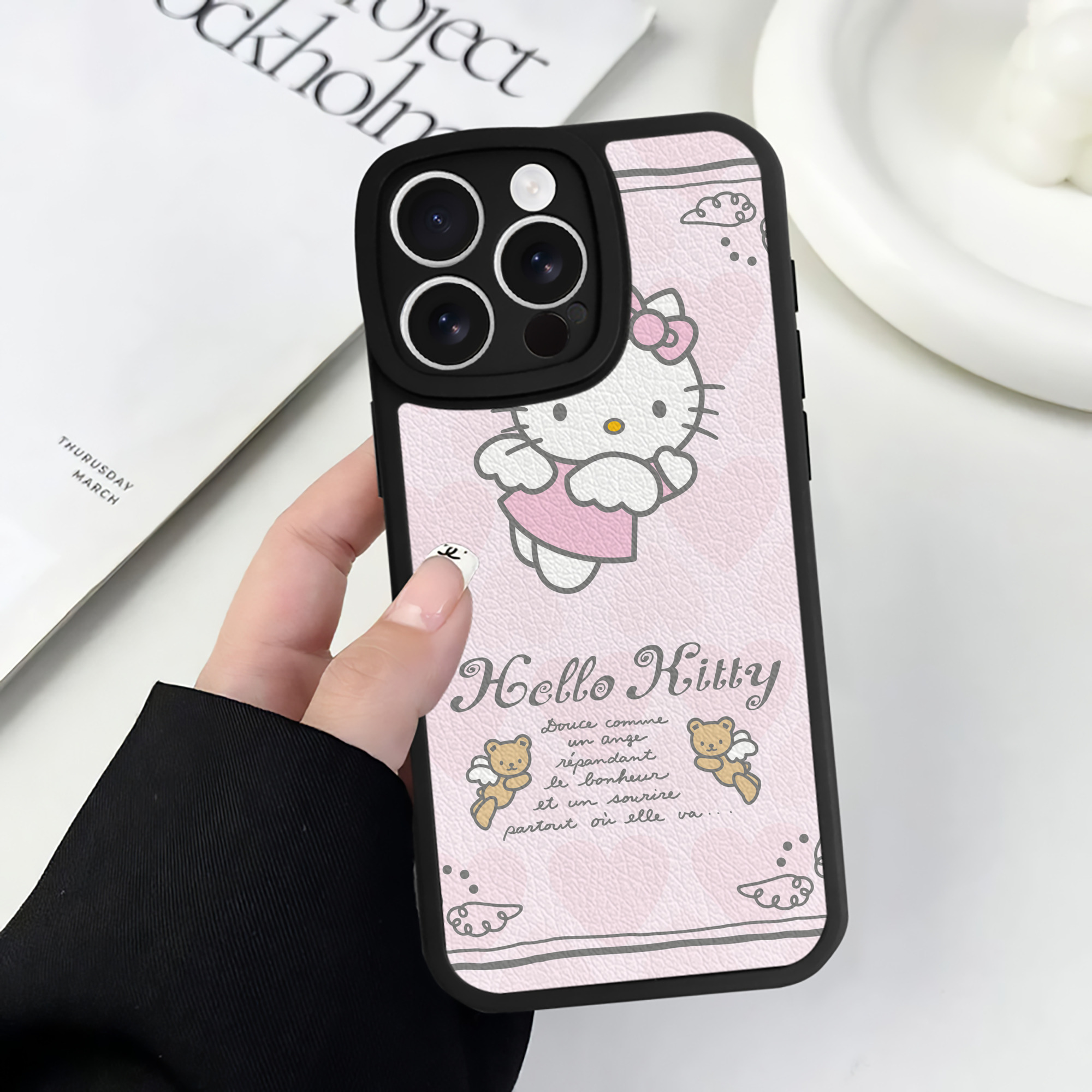 （画像用） Hello Kitty ハローキティ 【iPhone 16シリーズ対応】シリコンスマホケース（レザー調） 材質：シリコン
